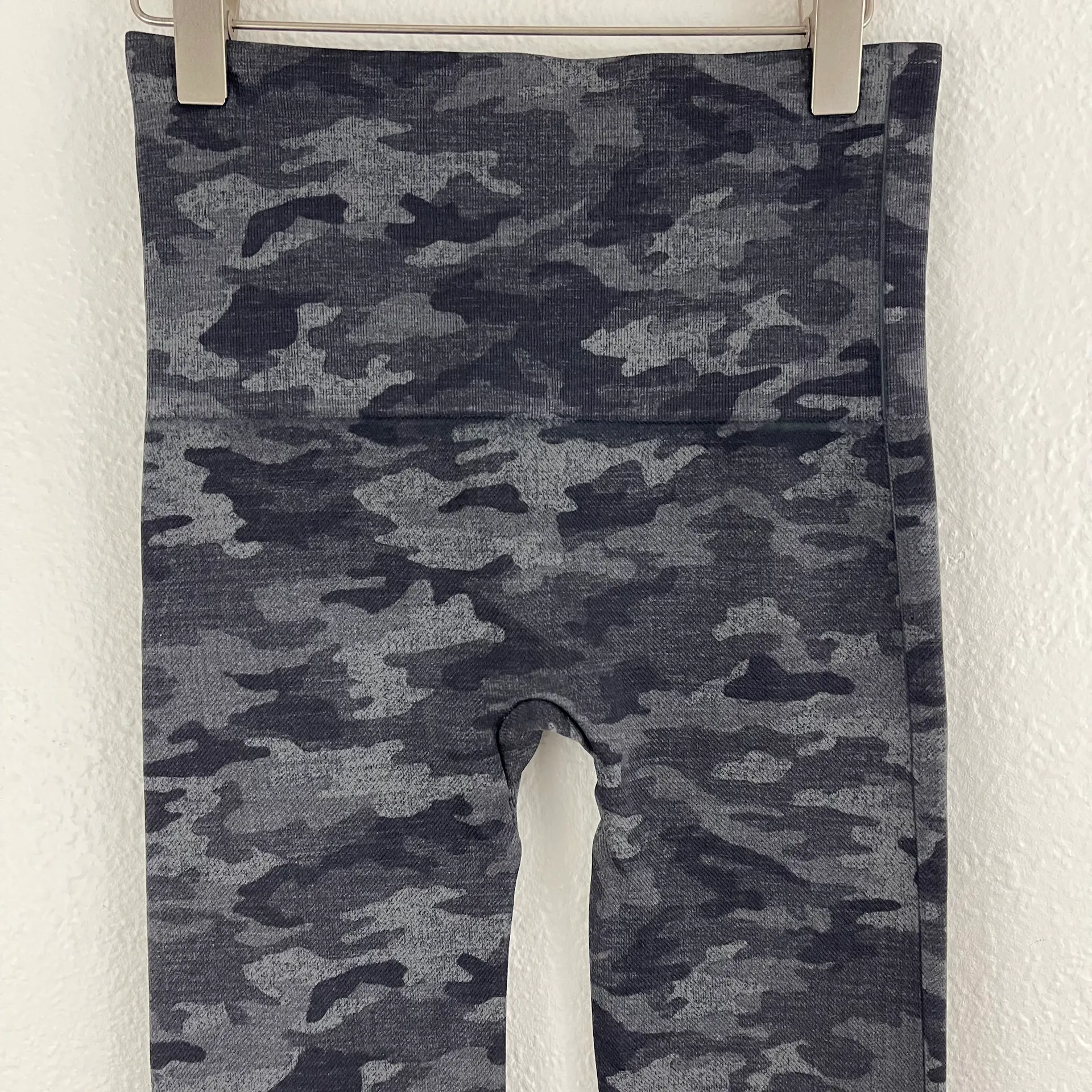 Spanx Heathered Black Camo High Waisted Look At Me Now Seamless Shaping Leggings - Image 5