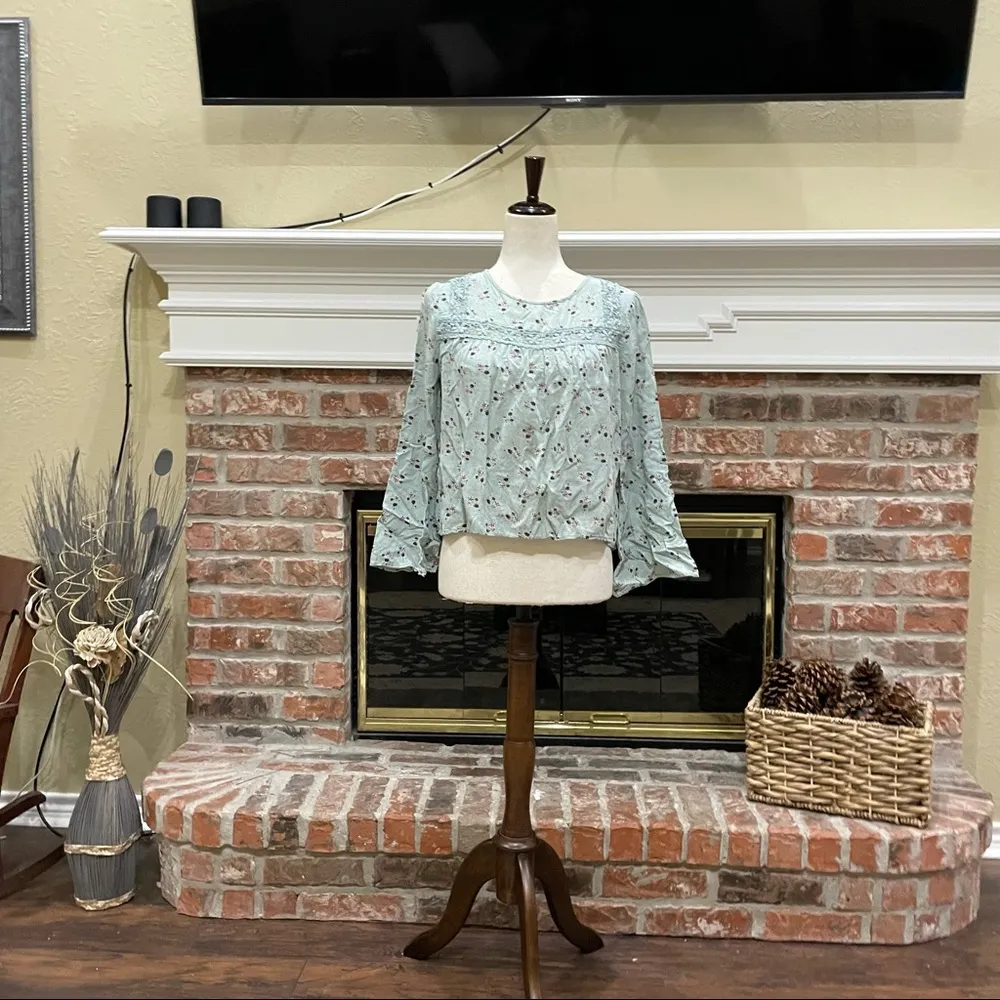 Wild Blue x Sadie Robertson baby blue floral top with crochet details / S / EUC - Image 8