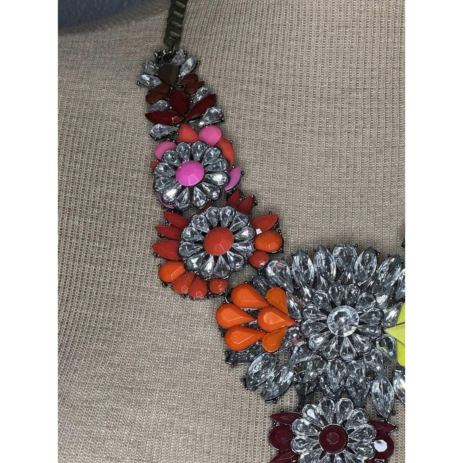 Dillard’s Rainbow‎ Peacock Statement Crystal Gem Necklace Glam Party Pink - Image 4