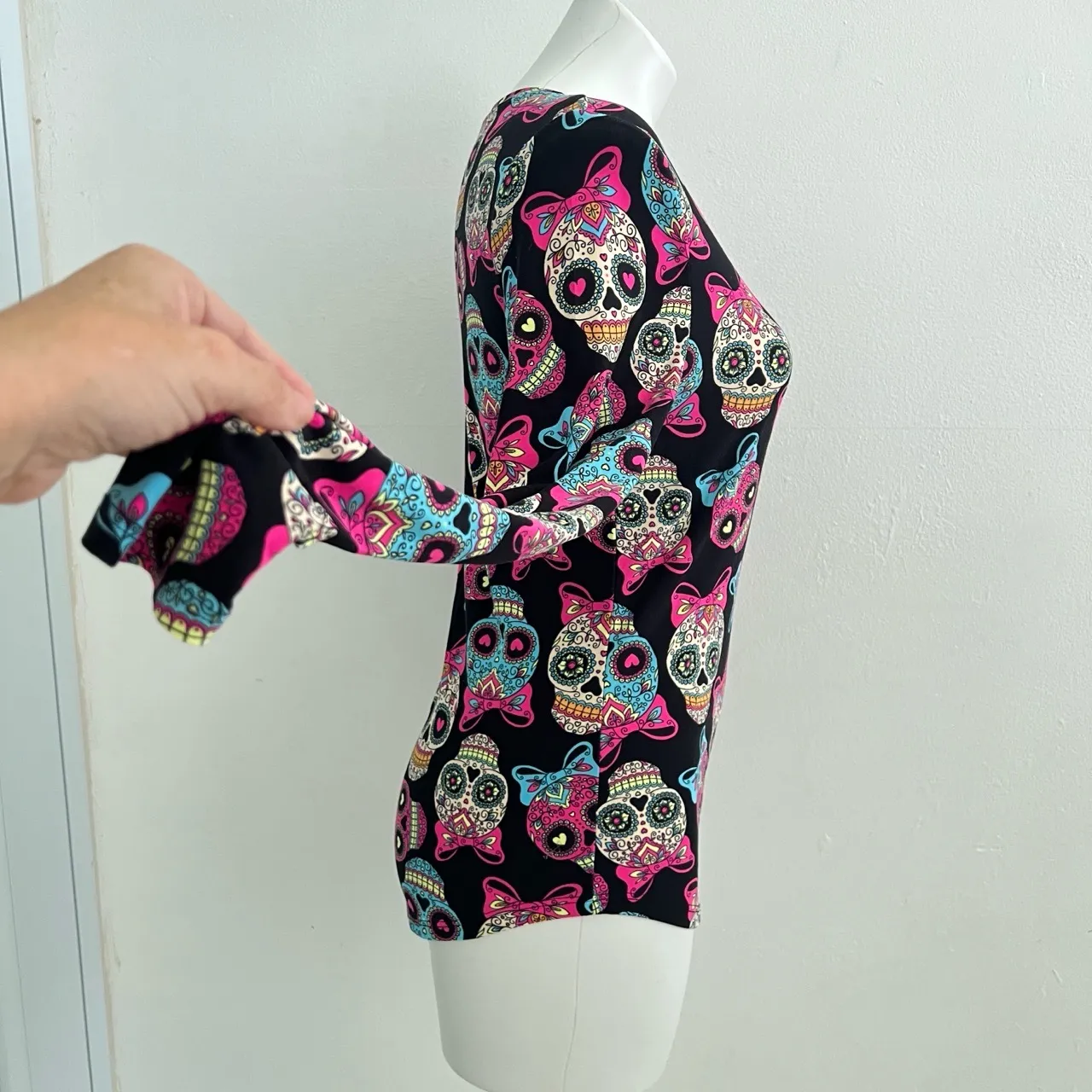 No Boundaries Black Multi-Color Skulls Bows V-Neck Long Sleeve T-Shirt Small - Image 5