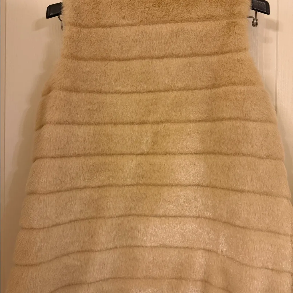 New York & Company Tan Faux Fur Vest Size M - Image 4