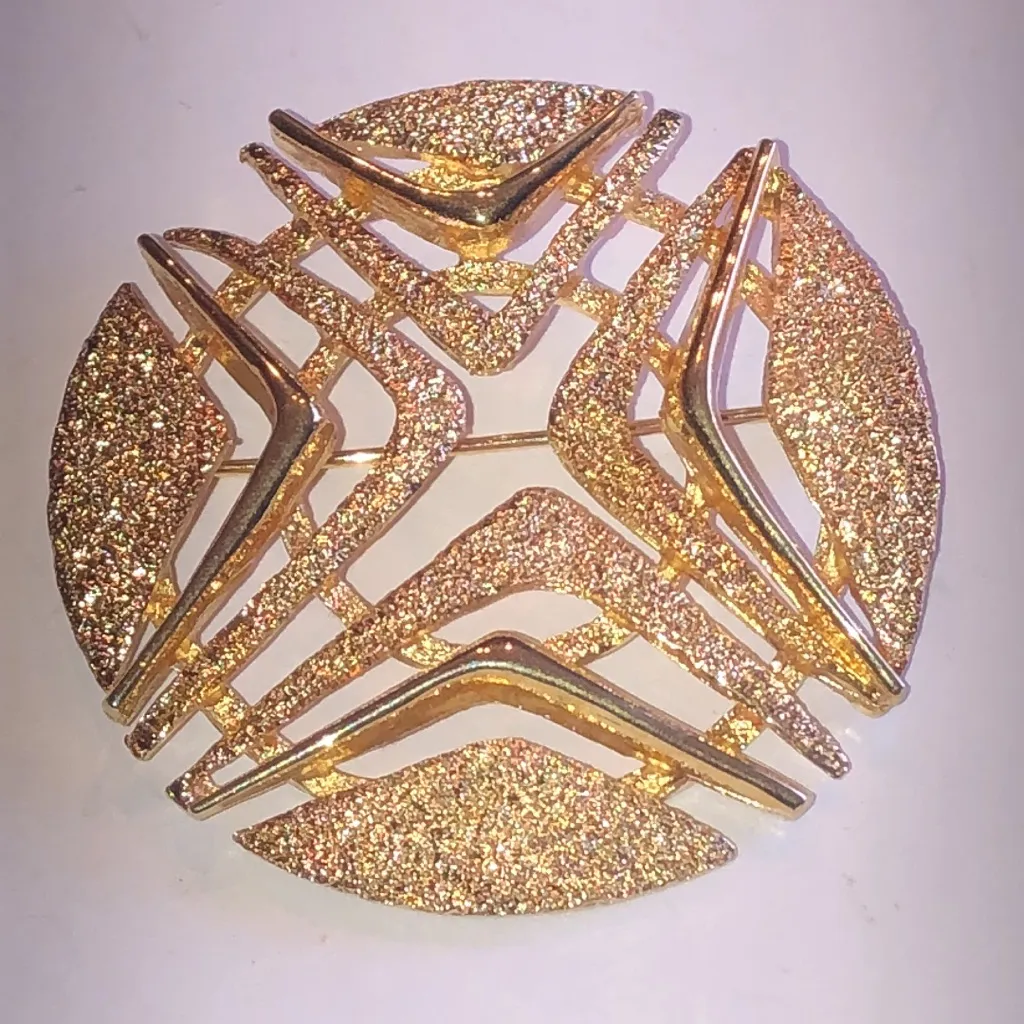 Elegant Vintage Gold Tone Cutout Retro Round Brooch - Image 2