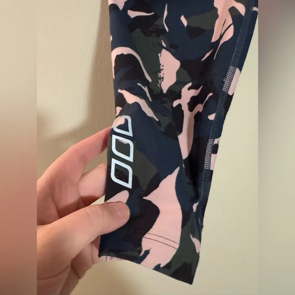 EUC Lorna Jane Multicolor Off Duty Camo Leggings size large - Image 8