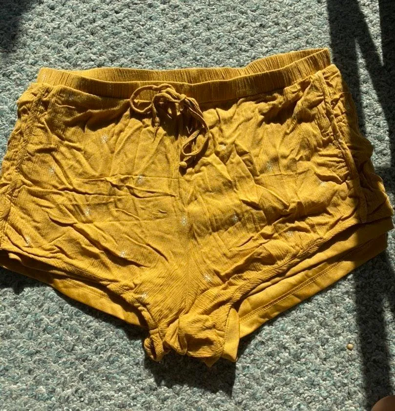 Flowy Shorts Yellow Size L - Image 2