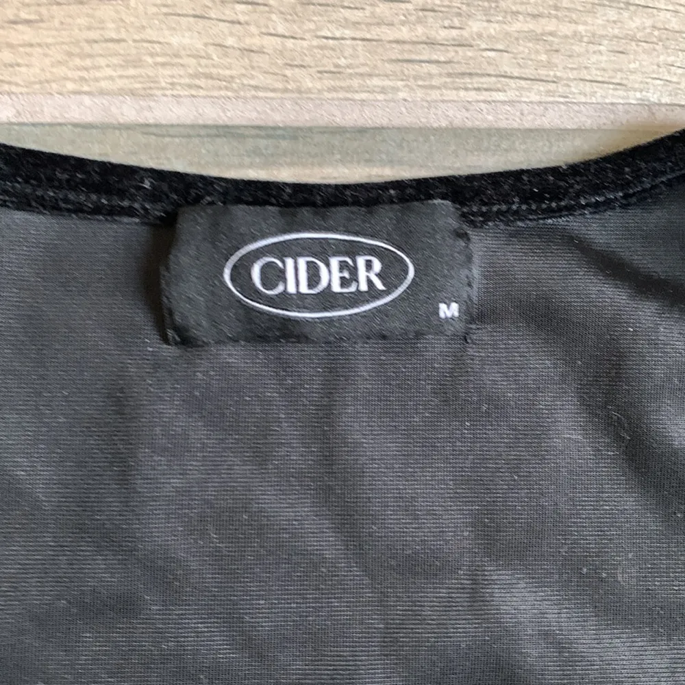 Cider  velvet and lace top - Image 4