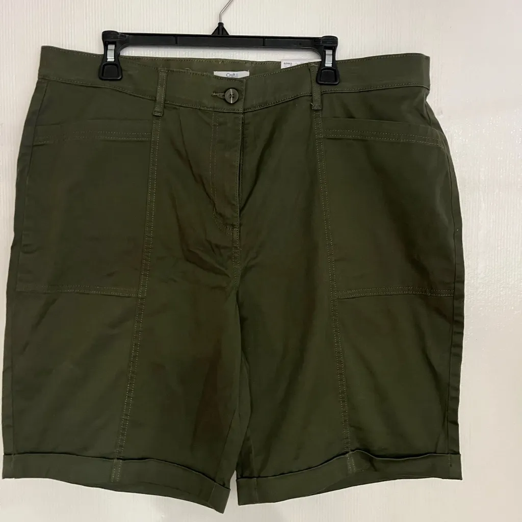 Croft & Barrow Dark Green Women's Cargo Shorts - Image 3