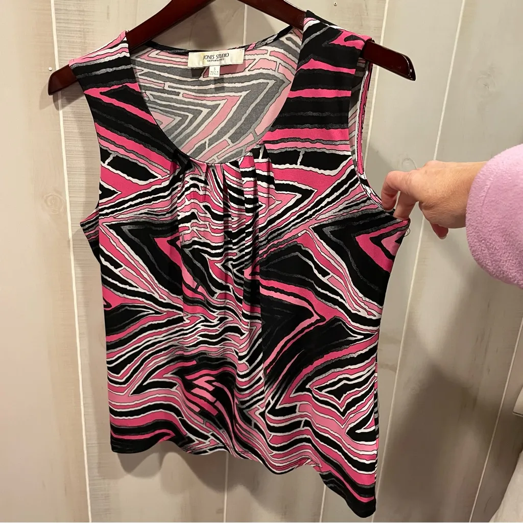 Cute Jones Studio pink black shazam flowy top sleeveless stretchy pleated neck - Image 9