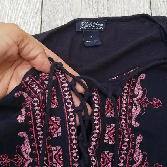 Lucky brand embroidered top sz s - Image 2