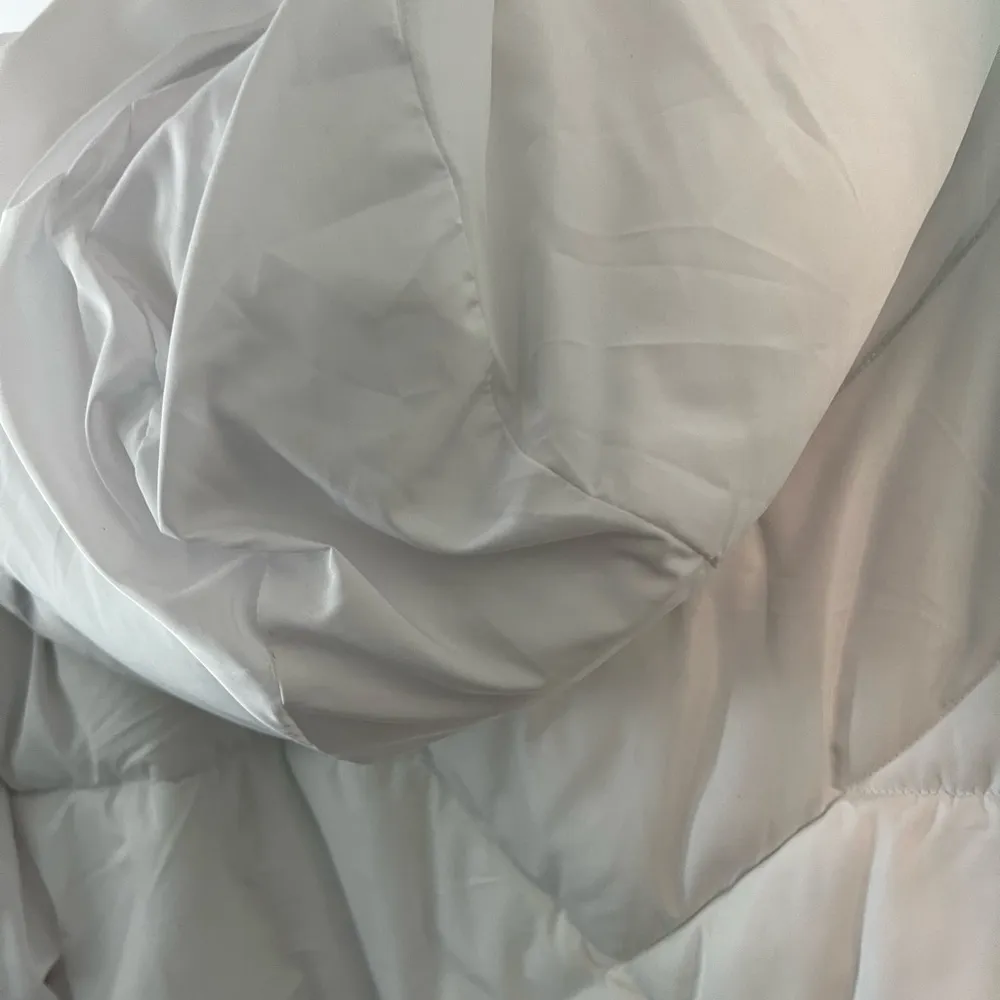 white puffer jacket - Image 4