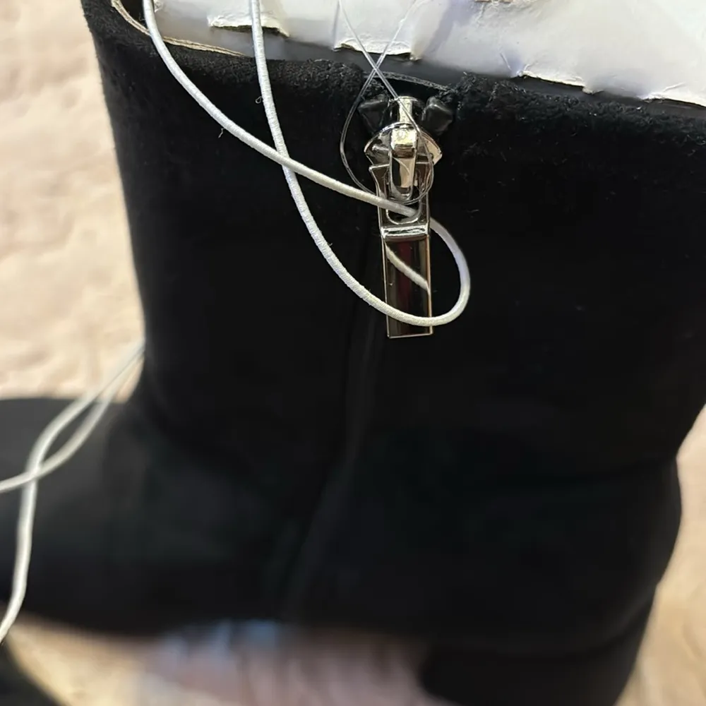 Women’s boots in size 9.5 • - Image 13