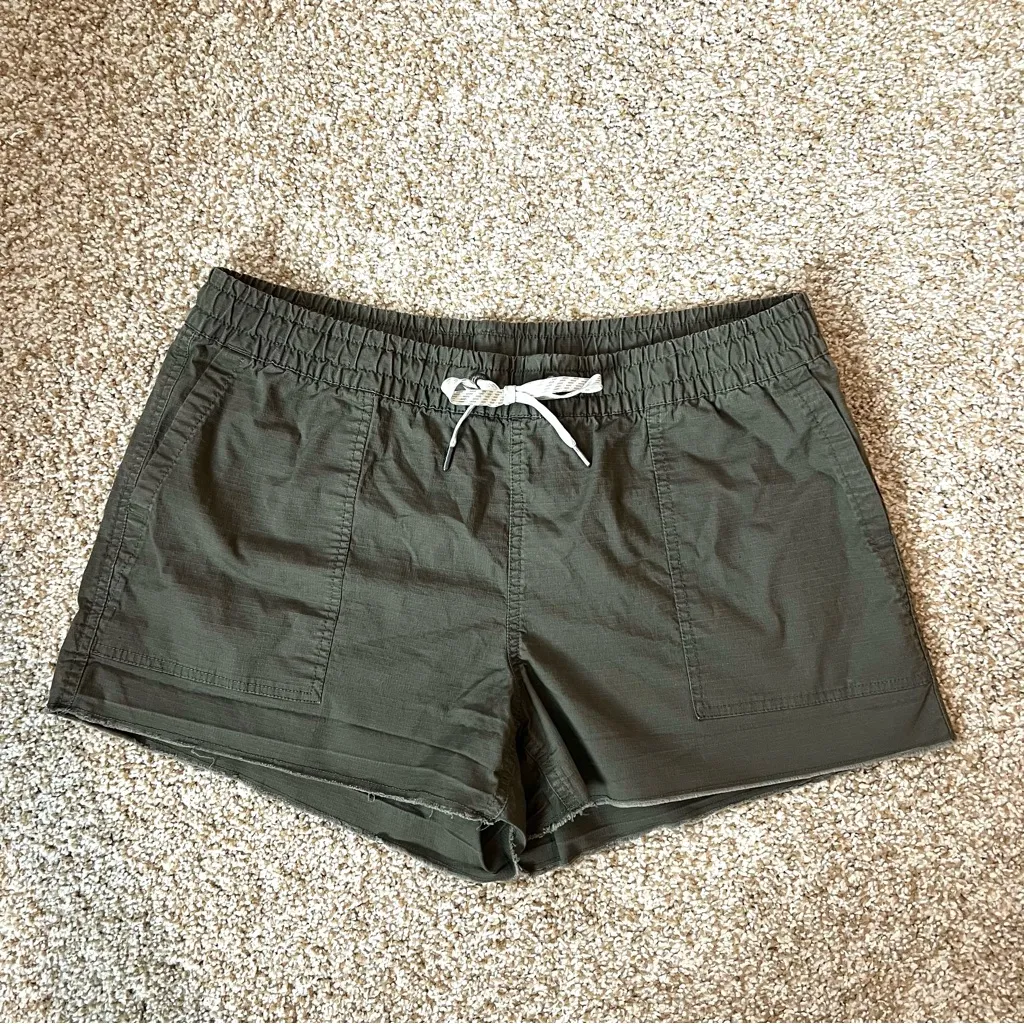 Vuori Dark Oregano Green Duraterra
Vintage Ripstop Shorts Raw Hem Sz
Medium M - Image 5