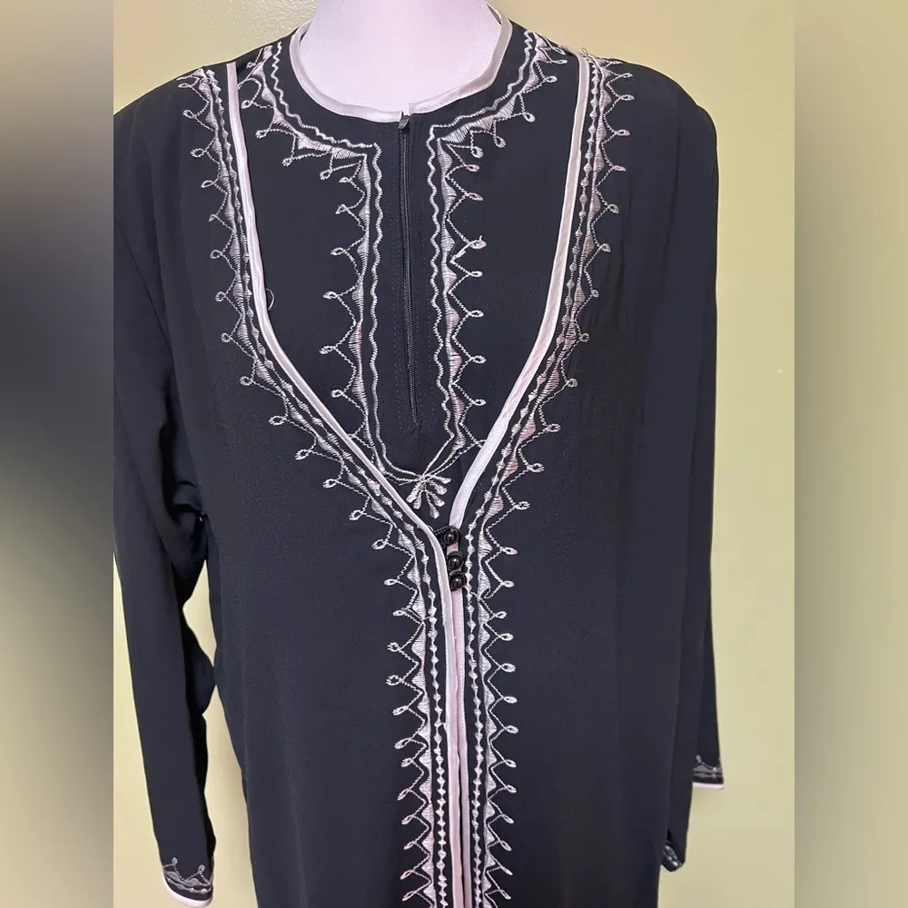 Black embroidered long sleeve abaya with white trim, 3 buttons on outer shell Size undefined - Image 10