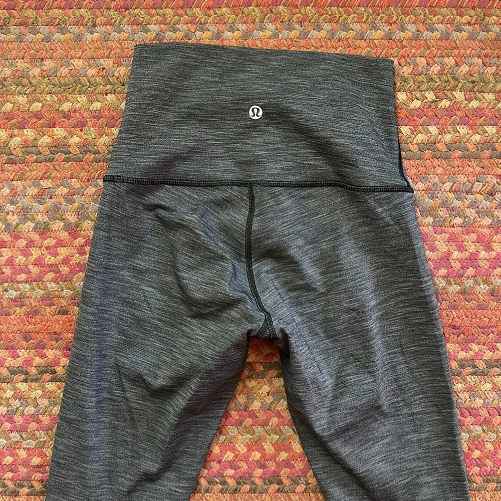 LULULEMON WUNDER UNDER HEATHERED GREY LEGGINGS - Image 4