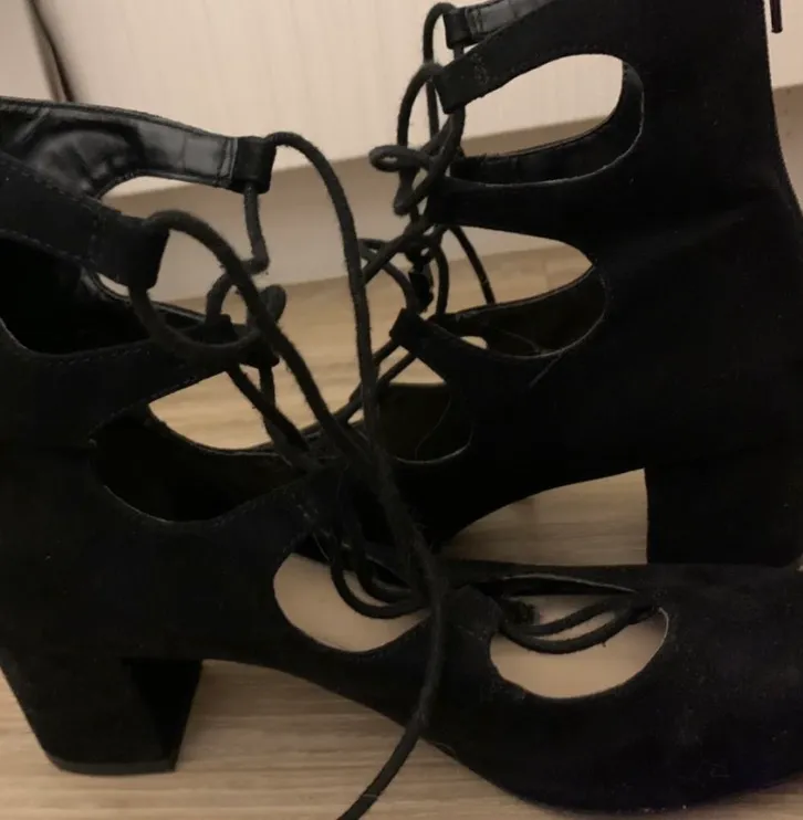 Urban Outfitters Black Round Toe Pumps - Image 2