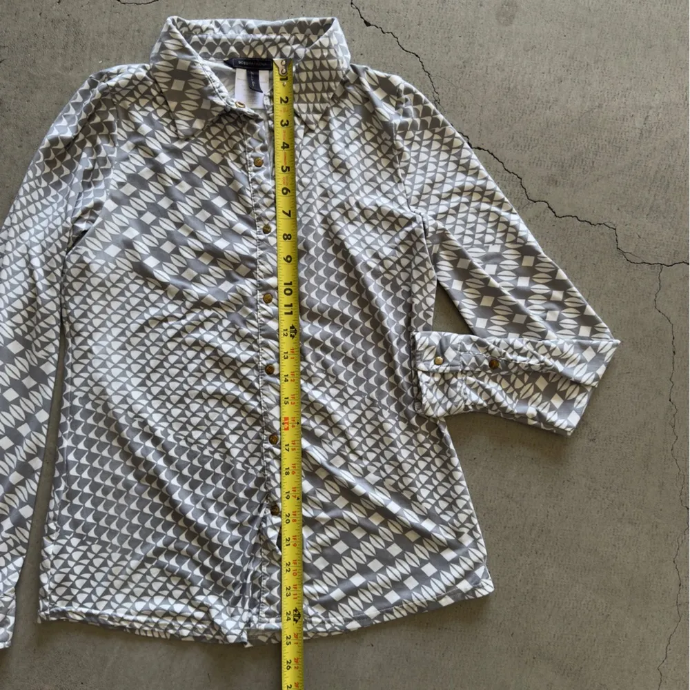 BCBGMAXAZRIA / women’s Geometric Print Shirt / M / gray - Image 4
