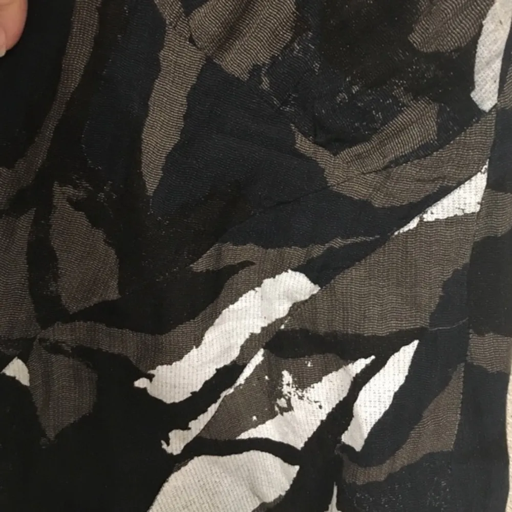 Vince Abstract Floral Ruched Sheath Dress Size 6 EUC - Image 2