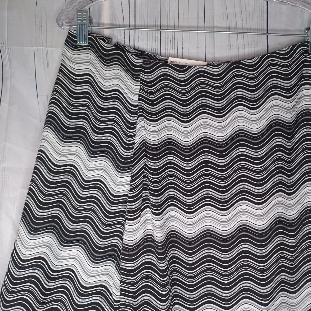 So Black and White Wave Pattern Wrap Skirt NWT - Image 10