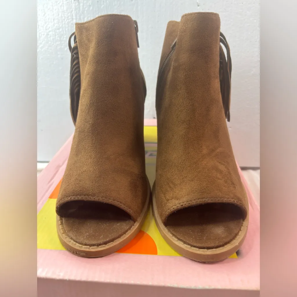 Soda 9 RATON-S Tan Suede Fringe Peep Toe Wood Stack Heel Zip Ankle Booties - Image 4
