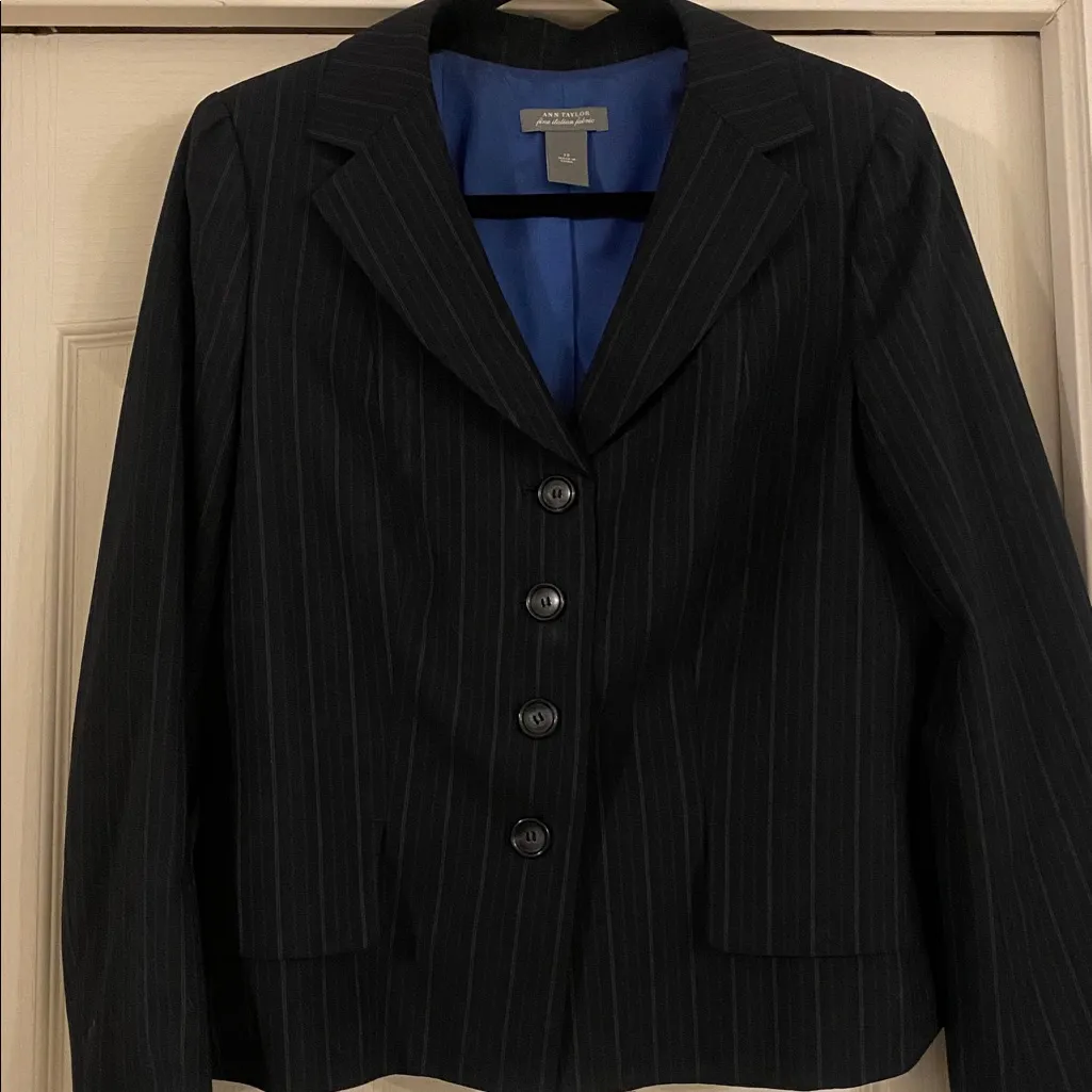 ANN TAYLOR FINE ITALIAN FABRIC PINSTRIPE SUIT BLAZER AND PANTS SET - Image 4