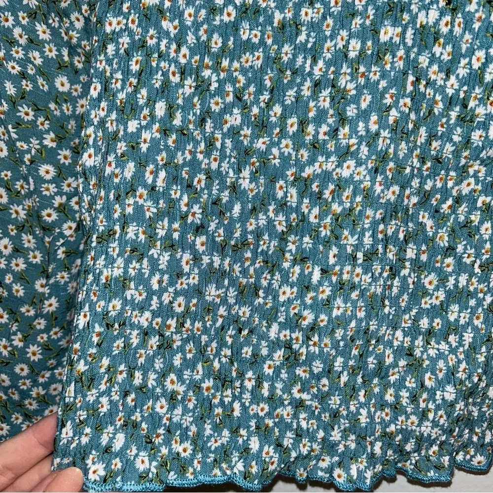 NEW Light Blue Art Class White Floral Crop Top Women’s Size Small Stretchy Shirt - Image 3