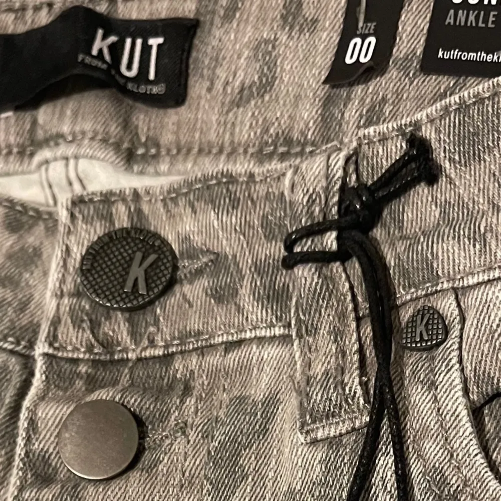 Kut From The Cloth NWT Charcoal Anomal Print Cut Off Jeans 00 - Image 7