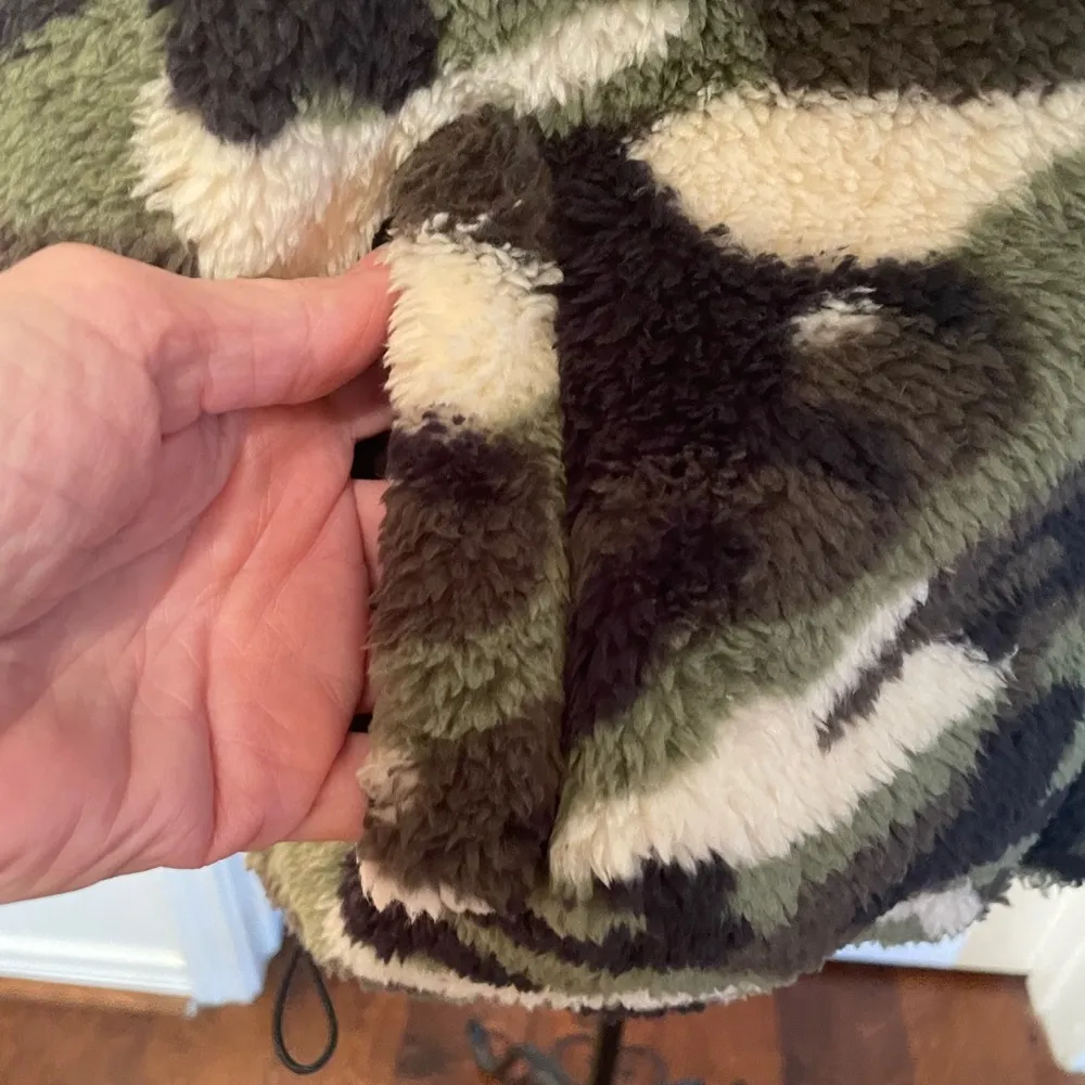 🪖🪖🪖BOGOHO 🪖🪖🪖Chic Camouflage Faux Fur Vest w/ Matching Earrings Green Size L - Image 6