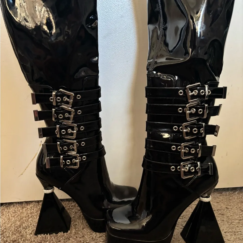 LAMODA PATENT VINYL PLATFORM BLACK BOOTS WITH BUCKLES SIZE 8 DOLLS KILL - Image 4