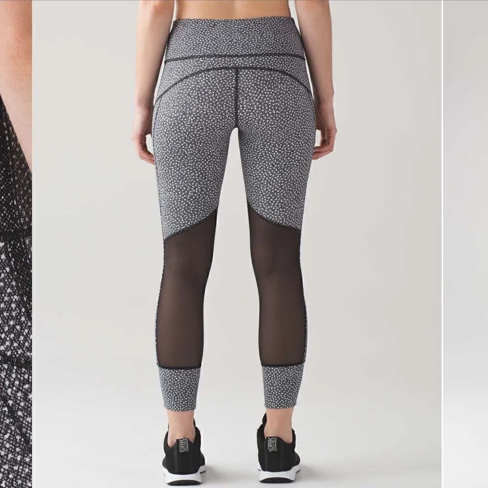 Lululemon Hit It 7/8 Tight 25" Frozen Fizz White Black / Black Size 4 - Image 2