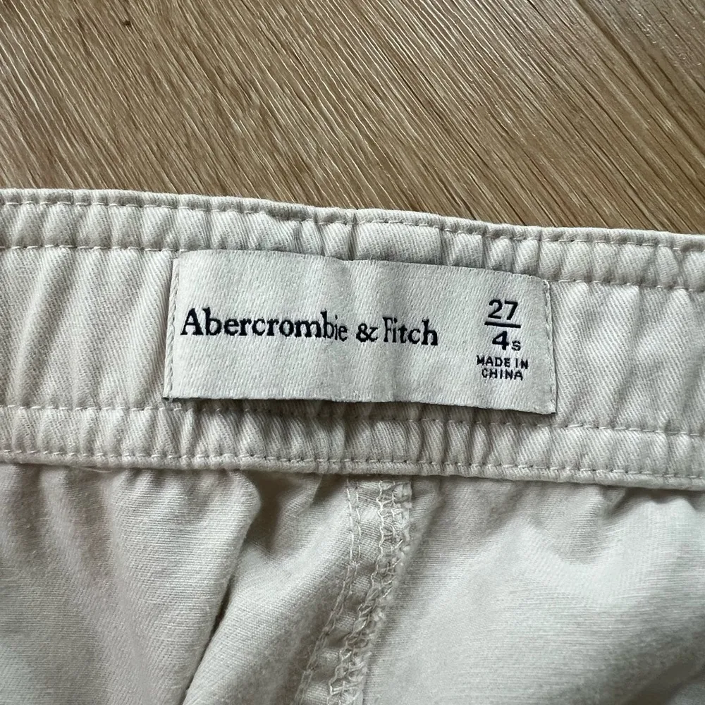 Abercrombie & Fitch women’s Tan Cargo Pants - Image 3
