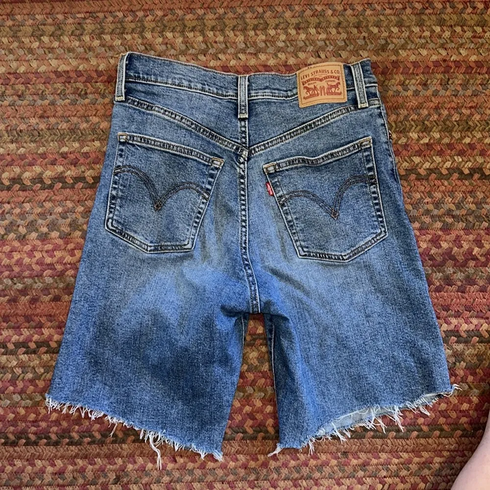 LEVIS RIBCAGE STRAIGHT BUTTON FLY LONG INSEAM CUT OFF SHORTS - Image 5