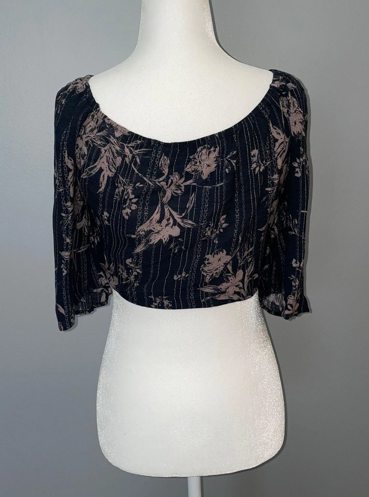 ETIQUETTE Front Tie Crop Top Sz S - Image 2
