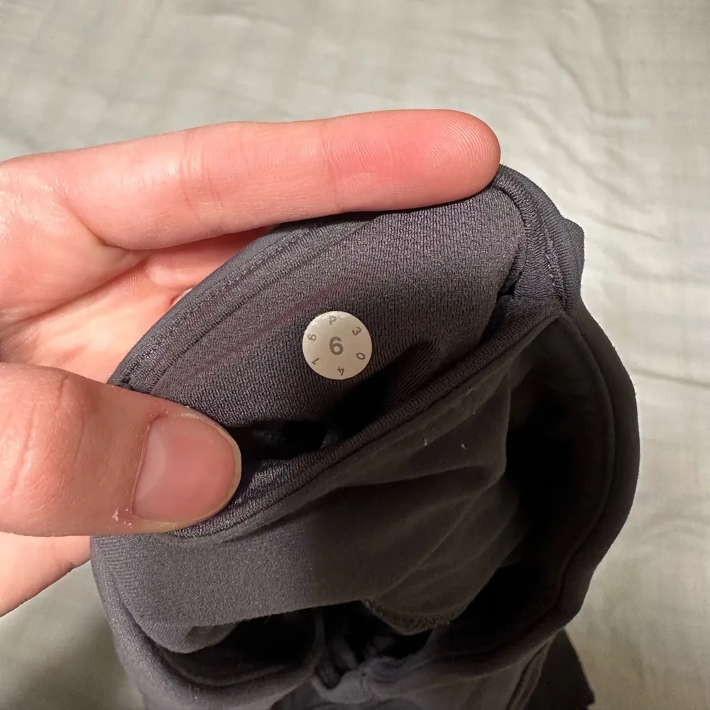 Lululemon Grey Mesh Zip Joggers size 6 - Image 4