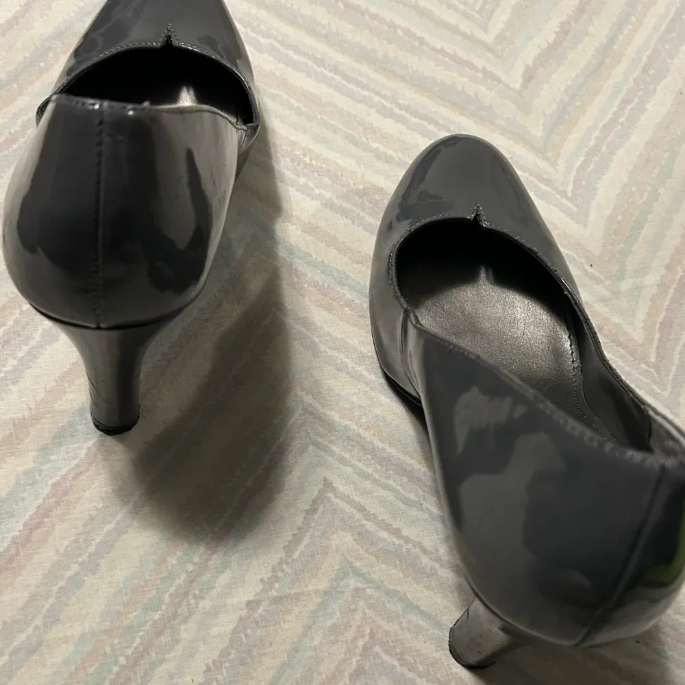 Apt 9 gray heels-size 8 Shiny-looks like never worn! - Image 4