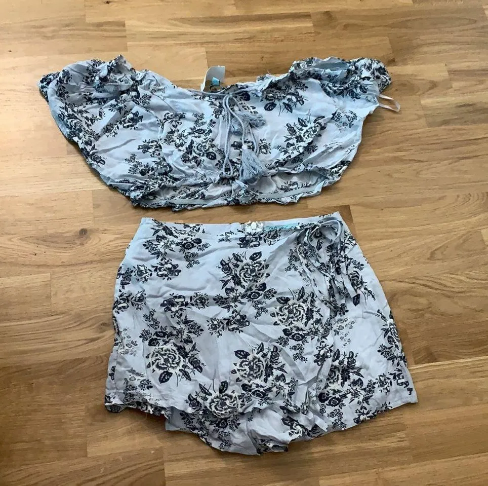 NWT LF blue floral wrap short and off the shoulder top set - Image 4