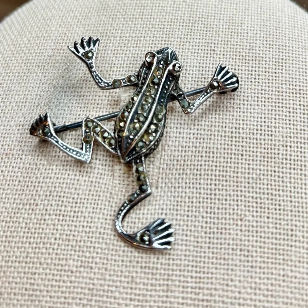 Vintage Climbing Frog Brooch Marcasite Silver Tone Antique Jewelry Collector - Image 2