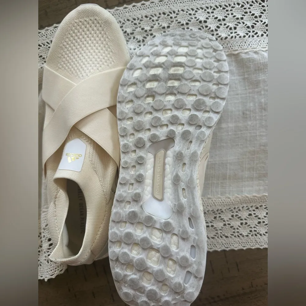 Adidas women’s size 9 1/2 ultra boost DNA slip on wonder white Gold Metallic - Image 5