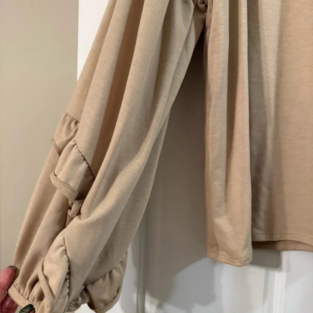 Fantastic Fawn Women's Oatmeal tan balloon sleeve blouse size Large New - Image 2