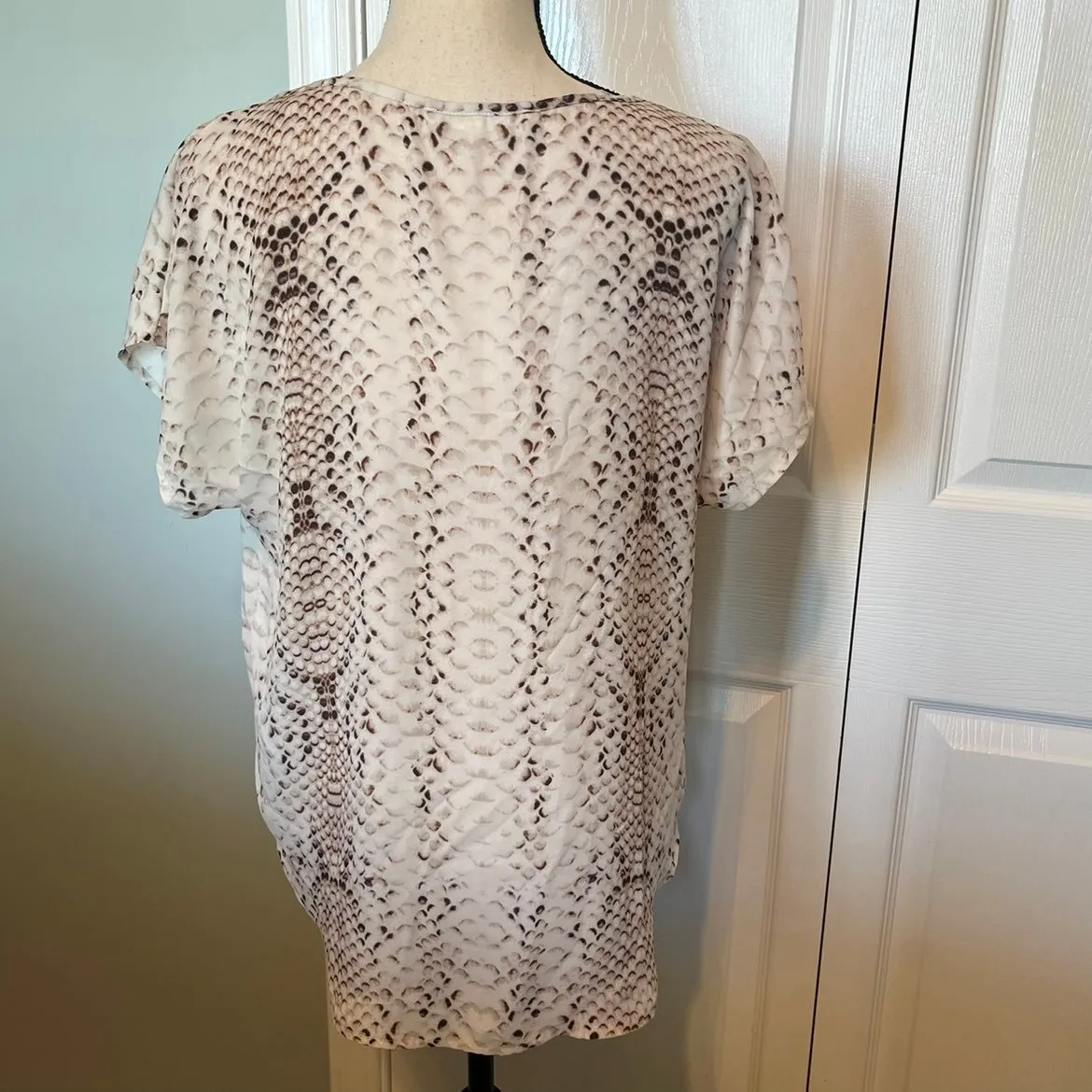 Violet + Claire women's blouse reptile print size medium 100% polyester - Image 3
