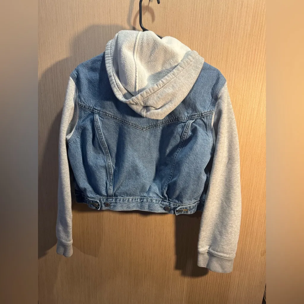Women’s Levi's Blue Jean Jacket with Grey Sweatshirt Hood Size Medium - Image 4