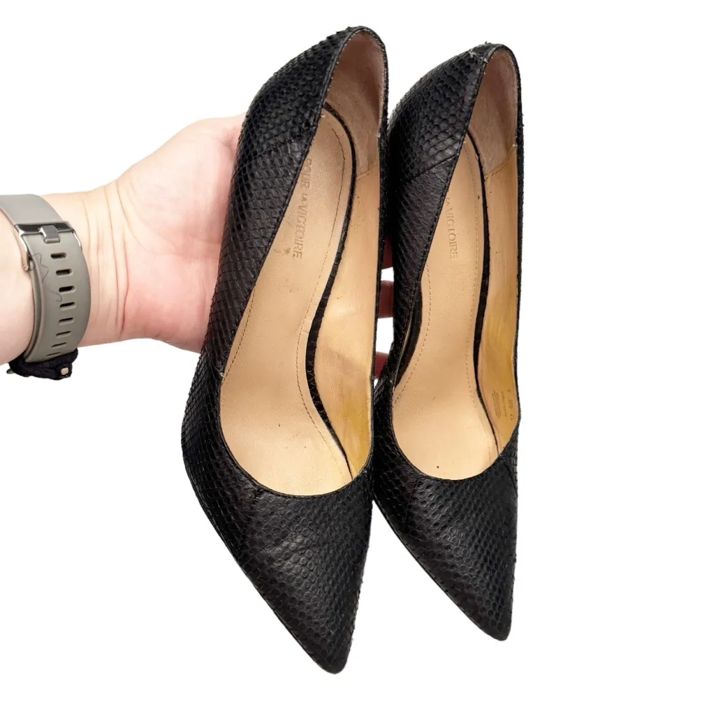 POUR LA VICTOIRE SNAKESKIN BLACK POINTY TOE HEELS SZ 7 - Image 5