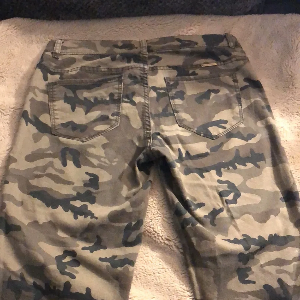 🔹4 for $30 NY&CO Camo Crops, size 4 Green - Image 3
