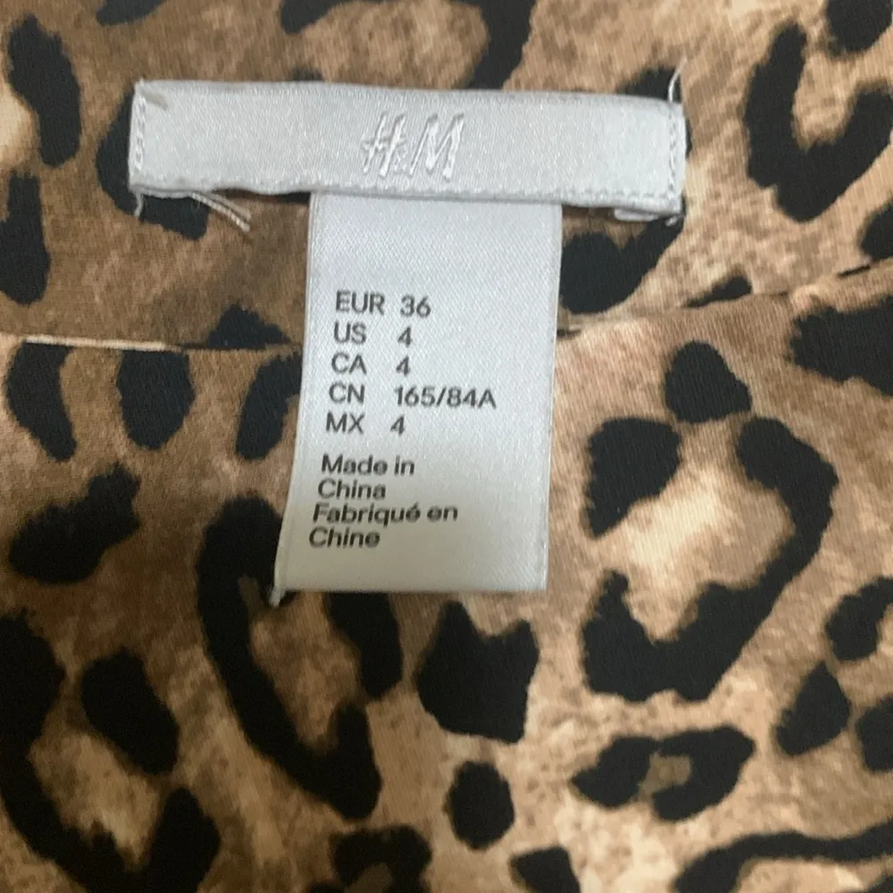 H&M leopard print dress woman size 4 tie around waist belt lined underneath - Image 5