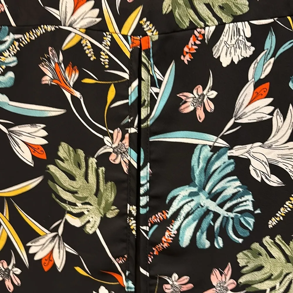 PEACOCKS BRAND BLACK WITH BRIGHT COLOR FLORAL DESIGN SHORT SLEEVE OPEN BACK Size L - Image 7