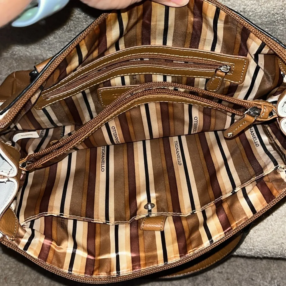 Tignanella Tignanello leather purse. In GUC. - Image 3