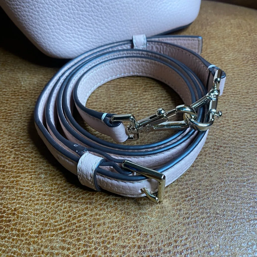 Kate Spade New York
HAYES BUCKET BAG - Image 11