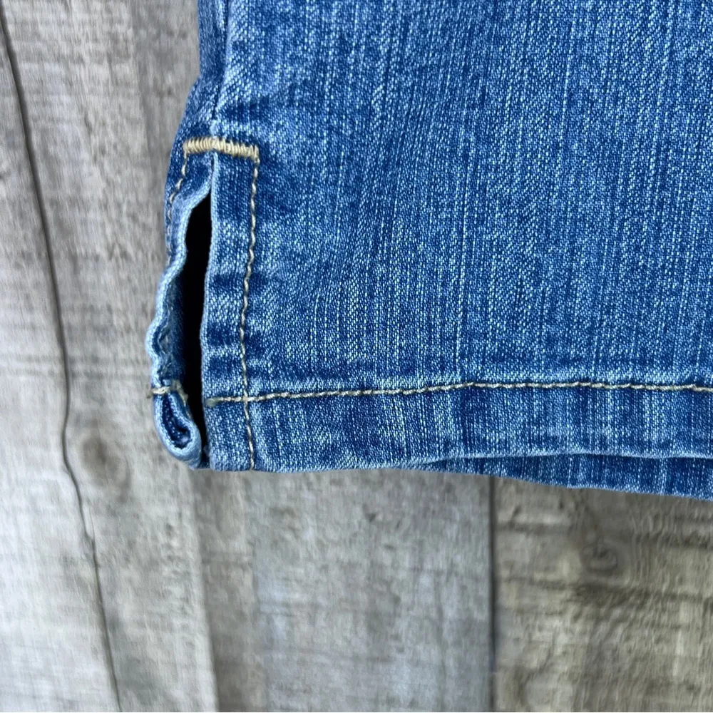 Gloria Vanderbilt Size 8 Lightwash Capri’s - Image 5