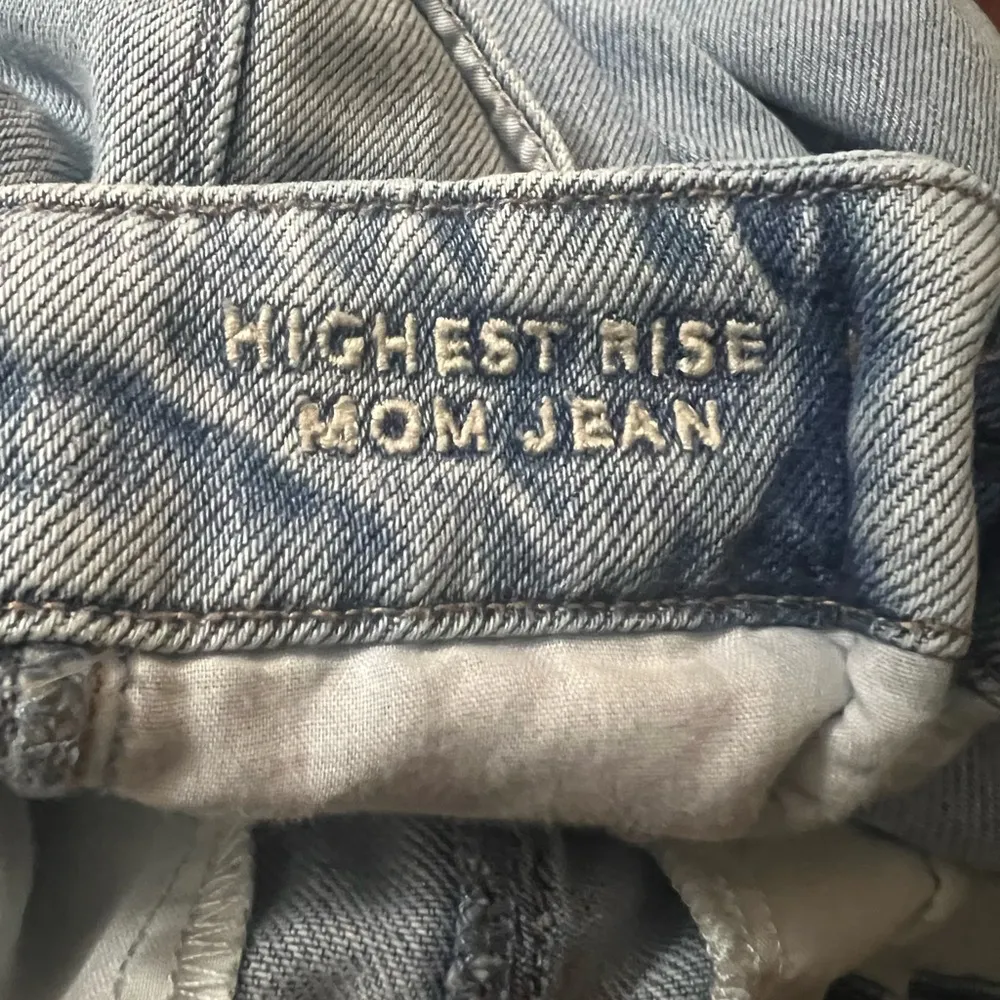 American Eagle Highest Waist Mom Jean in blue Heaven Size 4 - Image 15
