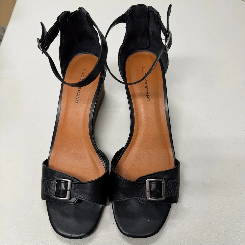 Lucky Brand Black Leather Strappy Wedge Sandals Womens 8.5 Peep Toe Summer Beach - Image 6