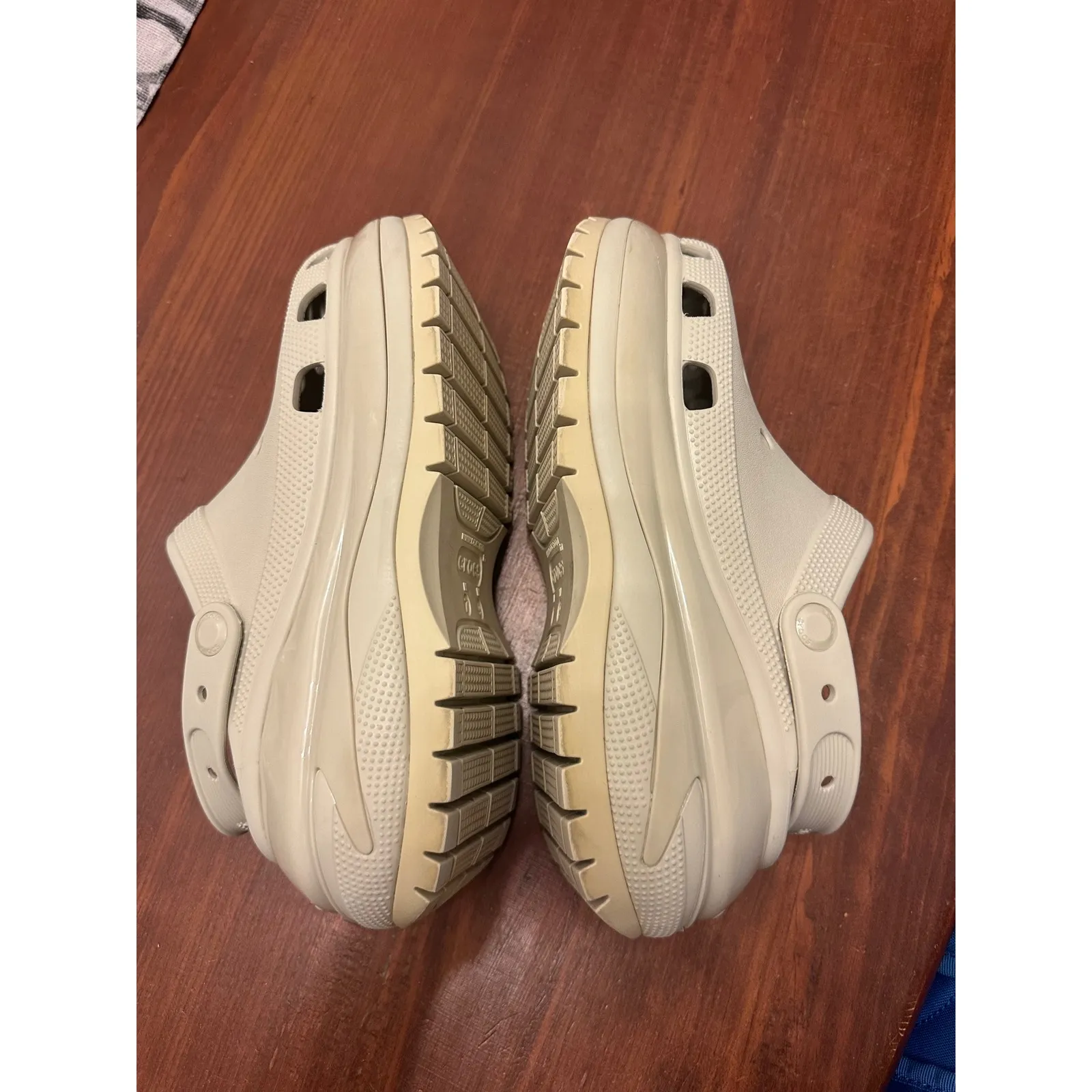 Crocs Classic mega Crush Clogs Women's Platform Comfort Sand ‎ Size W9 M7 EUC - Image 4