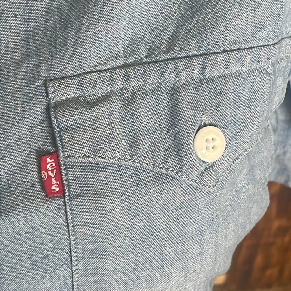 Levi’s top standard woman’s blue western button down collared shirt Sz Medium - Image 22